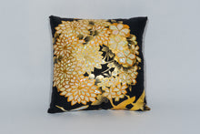 画像をギャラリービューアに読み込む, 金彩クッション/黒地に丸花と光琳鶴 螺鈿仕様