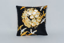 画像をギャラリービューアに読み込む, 金彩クッション/黒地に丸花と光琳鶴 螺鈿仕様