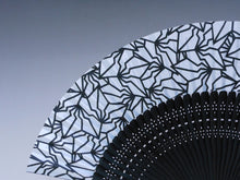 画像をギャラリービューアに読み込む, 婦人用夏扇子「BAKI柄扇子」総BAKI柄 白地(山武扇舗)