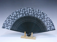 画像をギャラリービューアに読み込む, 紳士用夏扇子 「BAKI柄扇子」総BAKI柄 黒地(山武扇舗)
