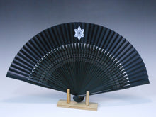 画像をギャラリービューアに読み込む, 紳士用夏扇子 「BAKI柄扇子」総BAKI柄 黒地(山武扇舗)