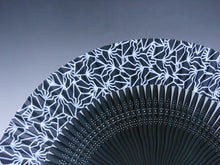 画像をギャラリービューアに読み込む, 紳士用夏扇子 「BAKI柄扇子」総BAKI柄 黒地(山武扇舗)