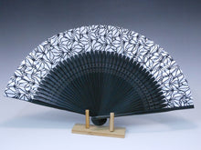 画像をギャラリービューアに読み込む, 紳士用夏扇子 「BAKI柄扇子」総BAKI柄 白地(山武扇舗)