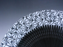 画像をギャラリービューアに読み込む, 紳士用夏扇子 「BAKI柄扇子」総BAKI柄 白地(山武扇舗)