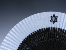 画像をギャラリービューアに読み込む, 紳士用夏扇子 「BAKI柄扇子」総BAKI柄 白地(山武扇舗)