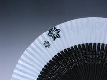 画像をギャラリービューアに読み込む, 紳士用夏扇子 「BAKI柄扇子」天BAKI柄 白地(山武扇舗)