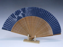画像をギャラリービューアに読み込む, 紳士用夏扇子 箔動シリーズ 粉箔 濃紺(山武扇舗)