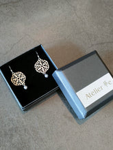 画像をギャラリービューアに読み込む, 雪輪結晶-ピアスorイヤリング-淡水パール黒(Atelier華e)