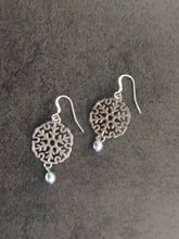 画像をギャラリービューアに読み込む, 雪輪結晶-ピアスorイヤリング-淡水パール黒(Atelier華e)