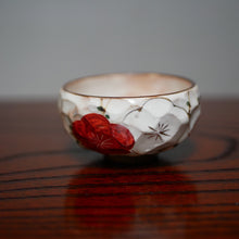 画像をギャラリービューアに読み込む, 面取りぐい吞み-紅白梅-(俊山窯)