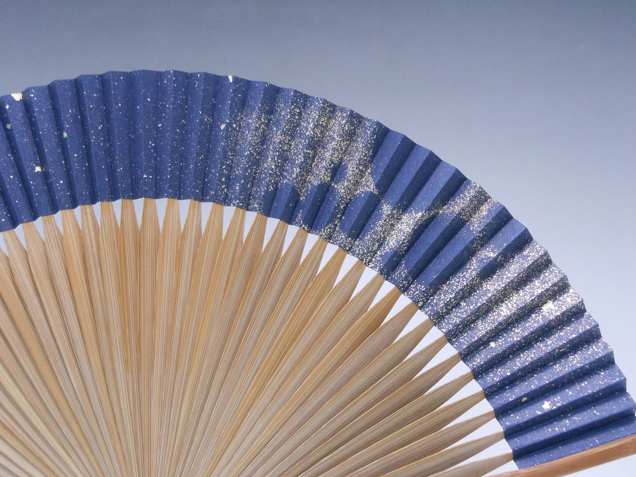婦人用夏扇子 箔動シリーズ 粉箔 濃紺（山武扇舗） – 京の逸品物語